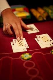 Pengguna menikmati berbagai kategori hiburan sports dan casino di platform aseptoto secara mobile