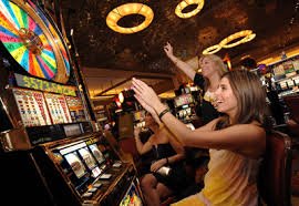 Permainan slot kasino dengan animasi modern dan tema warna-warni yang menarik